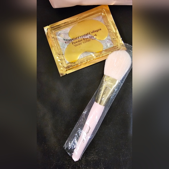 Too Faced Beauty Bundle Bag, Face Brush, Lip Gloss, Eye mask & Eye liner New - Picture 4 of 5